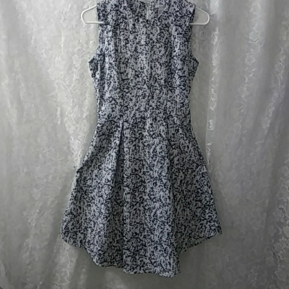 H&M Dresses & Skirts - H&M fit and flare abstract dress